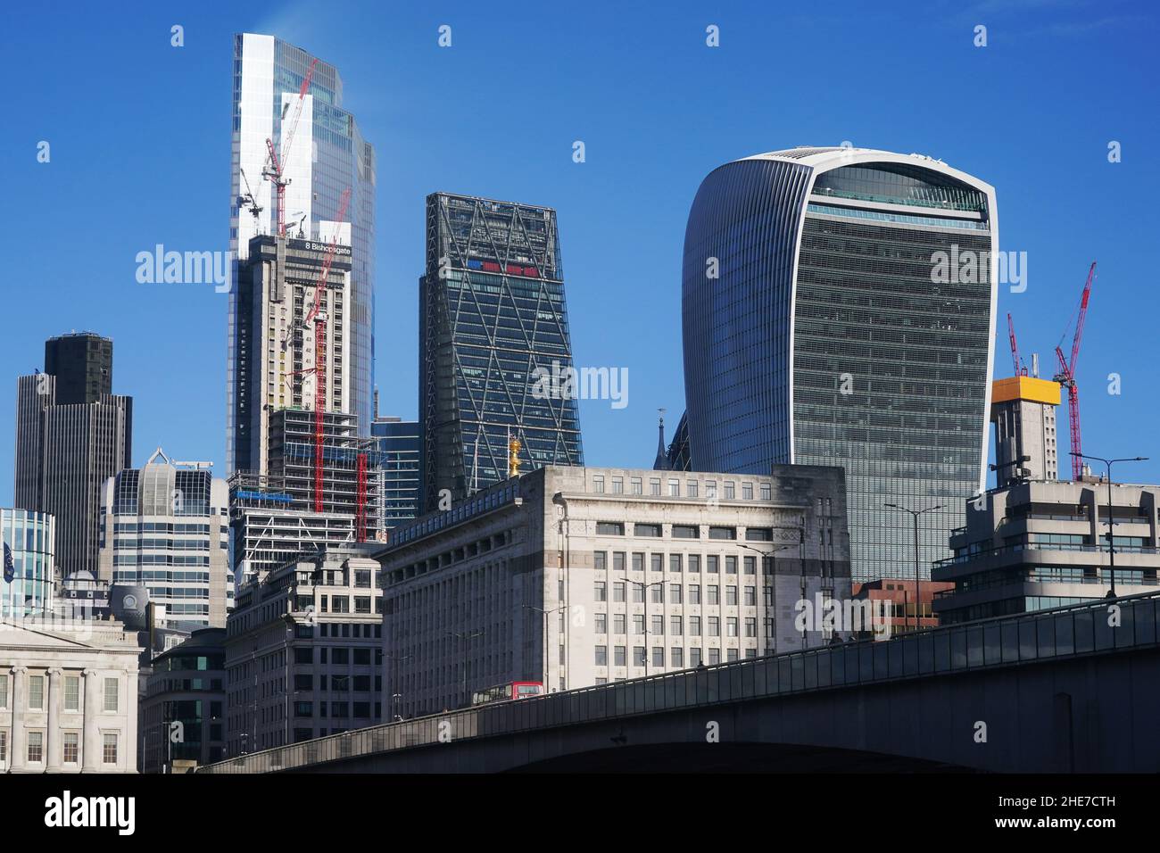 (Da sinistra a destra) Torre 42 (NatWest Tower), 8 Bishopsgate, il Leadenhall Building (Cheesegrater) e il Fenchurch Building (The Walkie-Talkie). Data foto: Domenica 9 gennaio 2022. Foto Stock