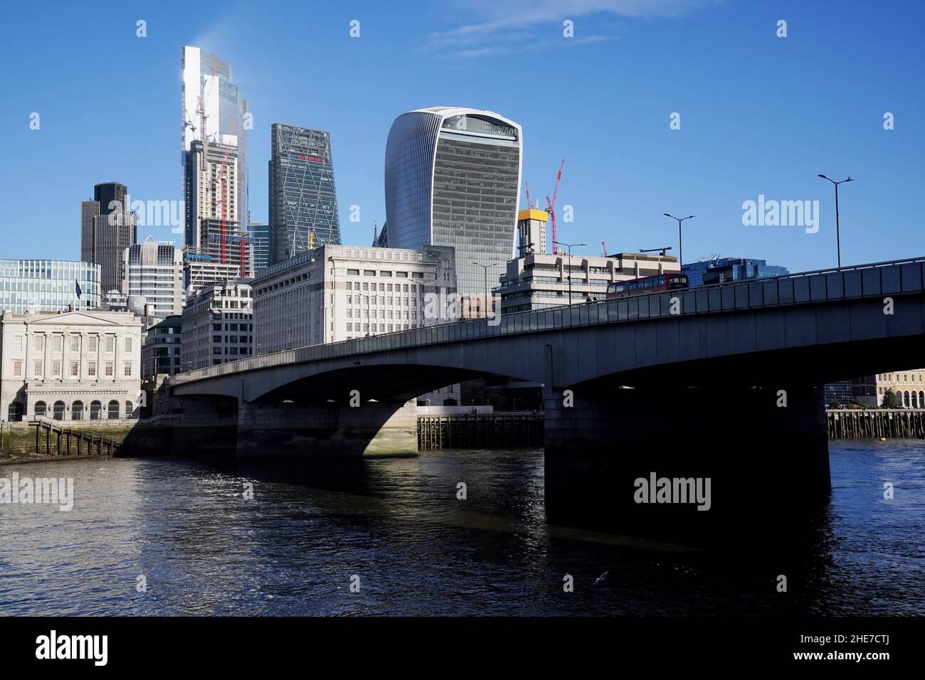 (Da sinistra a destra) Torre 42 (NatWest Tower), 8 Bishopsgate, il Leadenhall Building (Cheesegrater) e il Fenchurch Building (The Walkie-Talkie). Data foto: Domenica 9 gennaio 2022. Foto Stock
