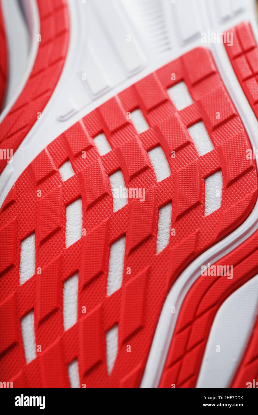 Scarpe da running con suole rosse su sfondo nero. Primo piano, vista dall'alto Foto Stock