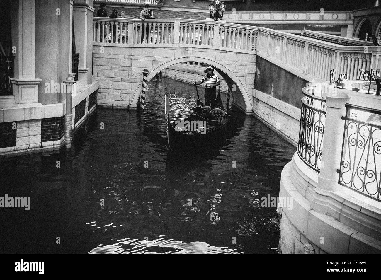 Primo piano di una barca a vela sotto il ponte Foto Stock