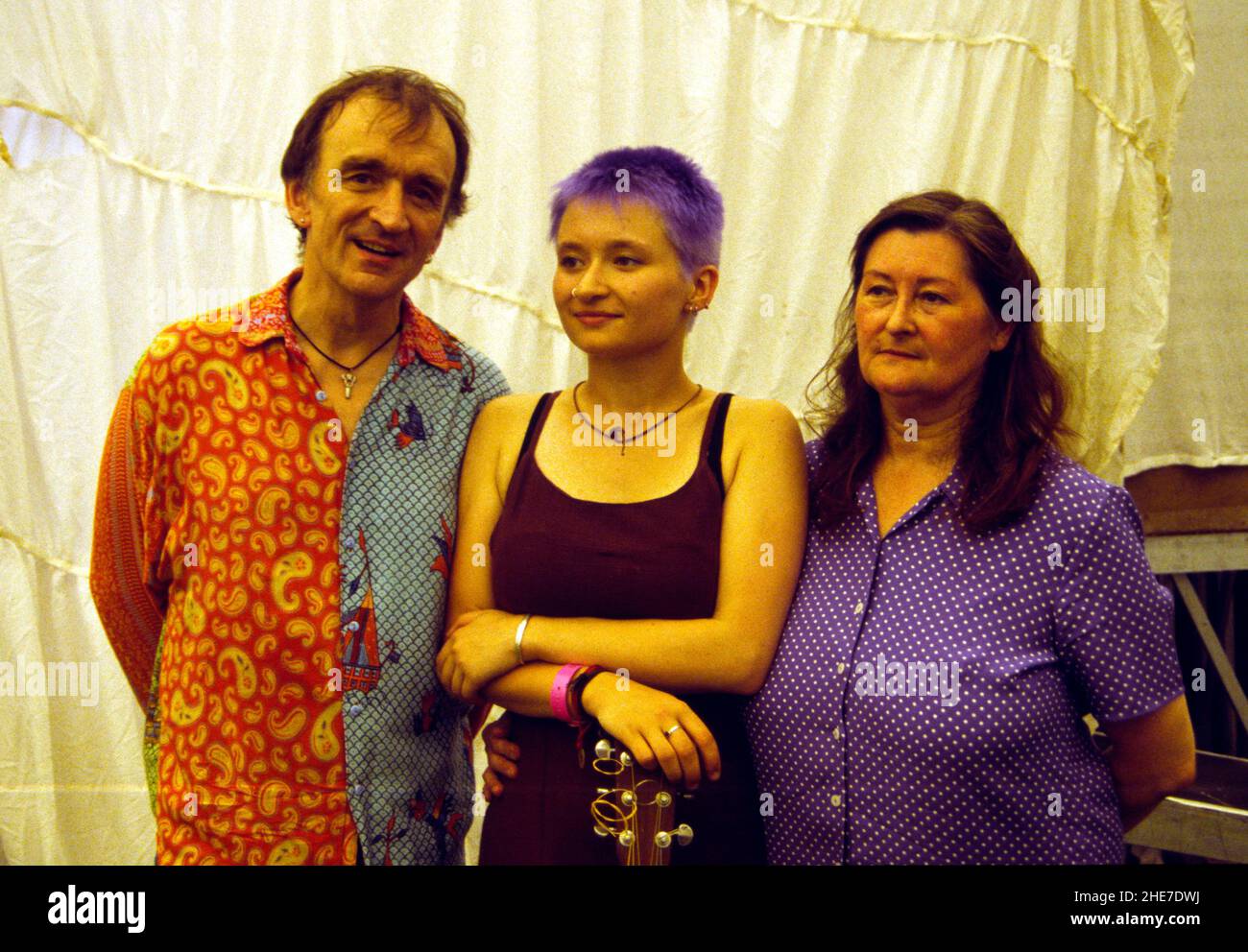 Musicisti inglesi Martin Carthy, Eliza Carthy & norma Waterson (la mamma di Eliza) backstage al Guildford Folk & Blues Festival 1996, Inghilterra. Foto Stock