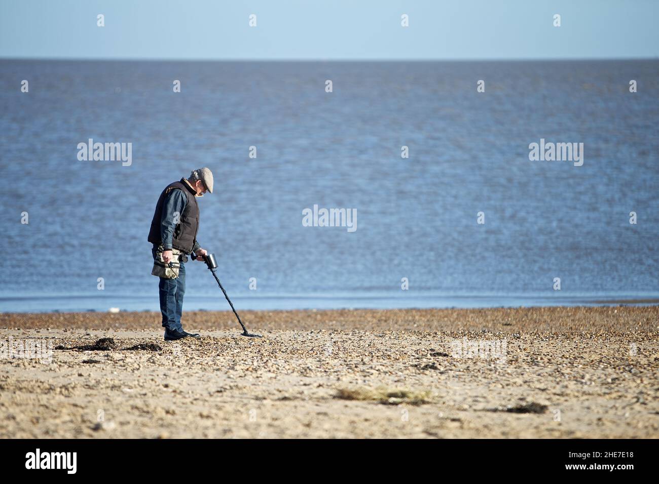 Utilizzando metal detector immagini e fotografie stock ad alta risoluzione Alamy