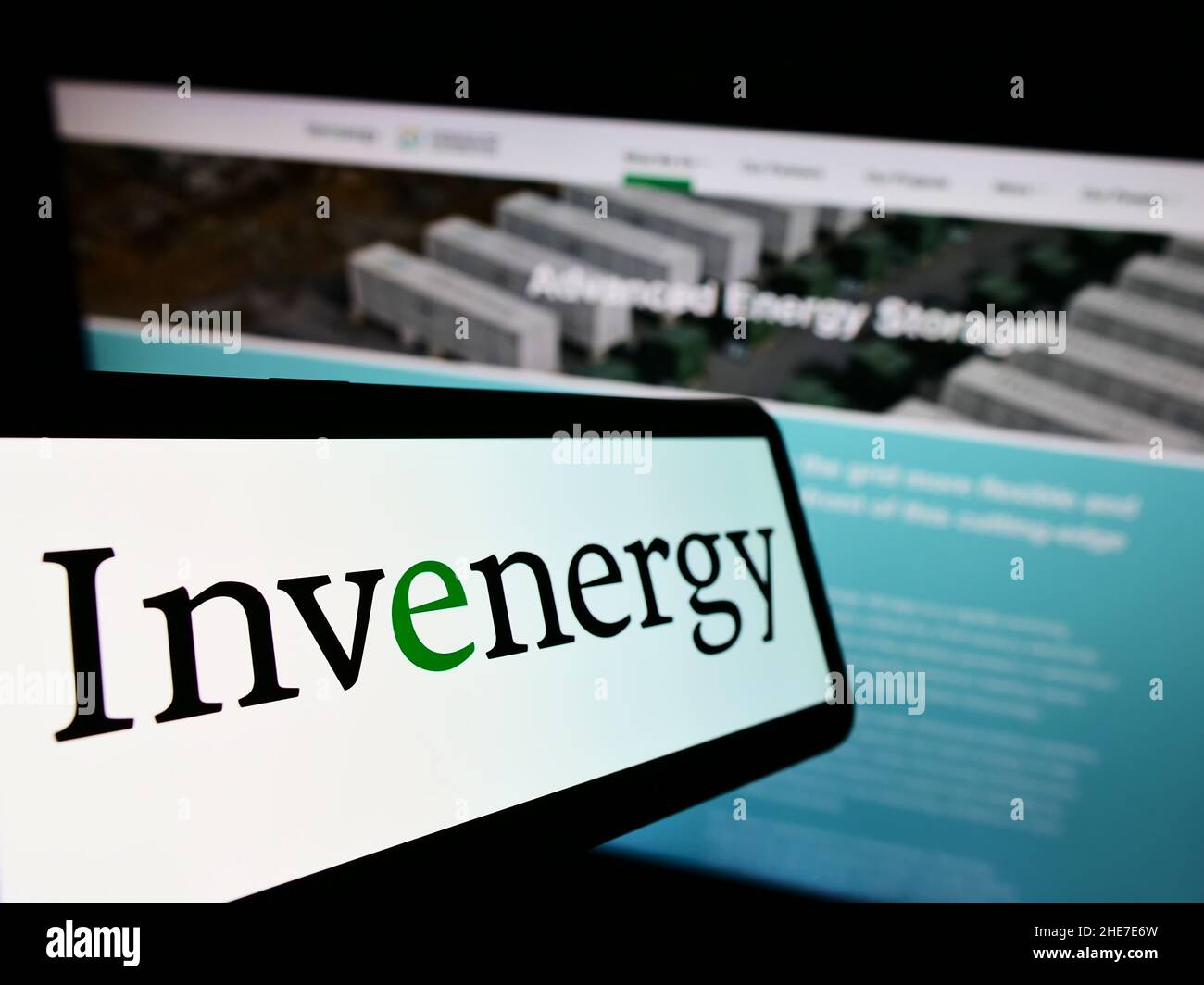 Cellulare con logo della società americana di generazione di energia Invenergy LLC sullo schermo di fronte al sito web aziendale. Concentrarsi sul centro del display del telefono. Foto Stock