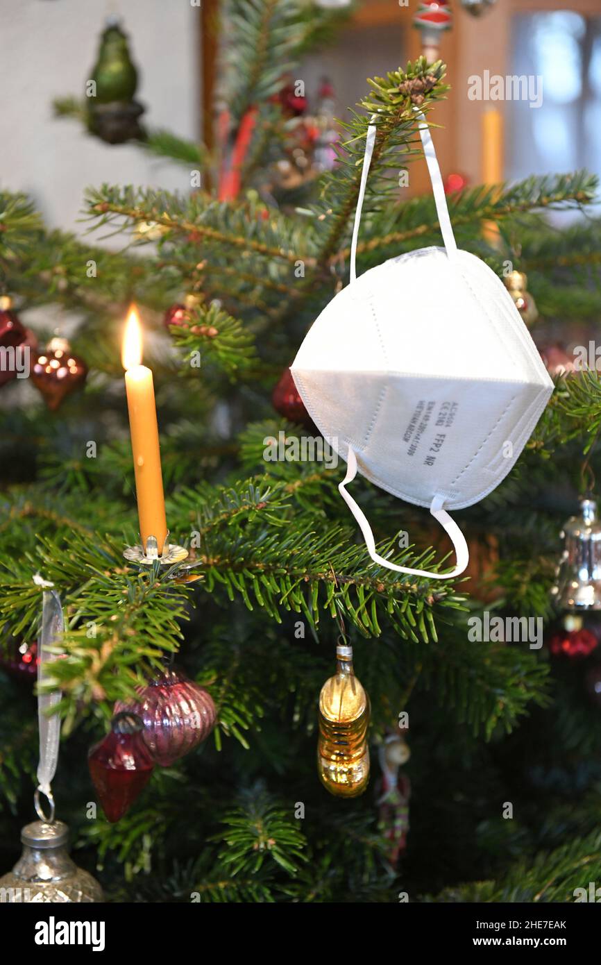 FFP2-Maske hängt auf einem Weihnachtsbaum, Österreich, Europa - FFP2 maschera appende su un albero di Natale, Austria, Europa Foto Stock