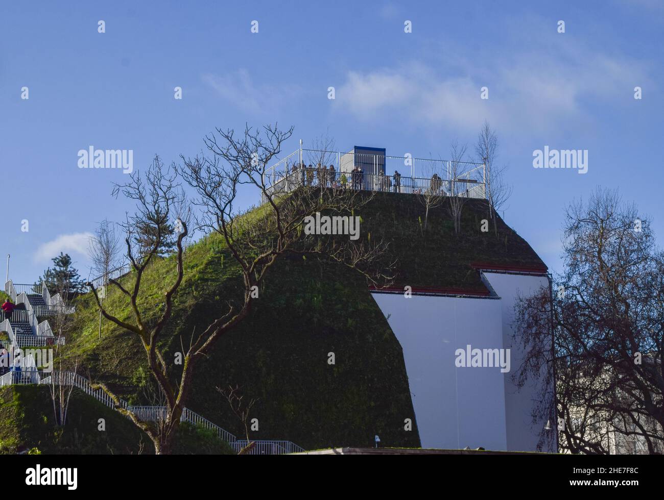 Londra, Regno Unito. 09th Jan 2022. La gente gode della vista sulla cima del Mound dell'arco di marmo l'ultimo giorno prima della sua chiusura. La collina artificiale nel centro di Londra è stata chiamata "la peggiore attrazione turistica di Londra" e sta chiudendo definitivamente. (Foto di Vuk Valcic/SOPA Images/Sipa USA) Credit: Sipa USA/Alamy Live News Foto Stock