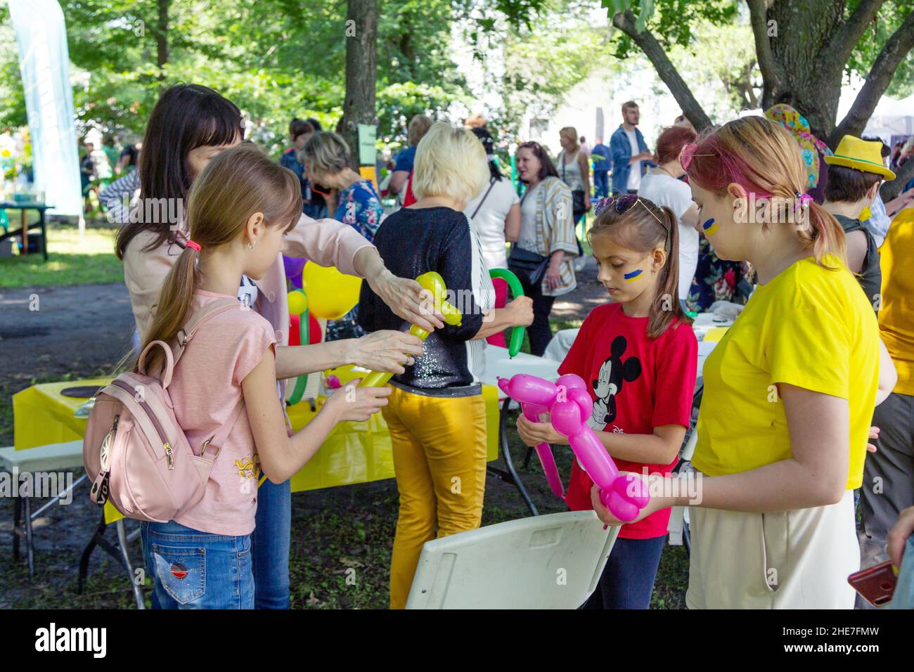 Zaporizhia, Ucraina - 19 giugno 2021: Festa della famiglia di carità: Bambini che giocano, facendo le figure animali del pallone al laboratorio di arte e artigianato all'aperto. Foto Stock