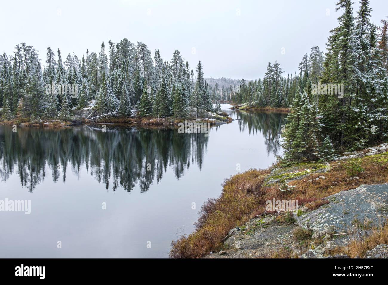 Lago sul lago Superior Provincial Park Ontario Canada - prime nevicate Foto Stock