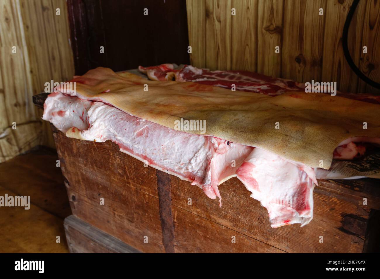 Pelle di maiale fresco choped. Primo piano sul concetto di carne di maiale. Pelle di maiale tritata. Nessuna gente. Concetto di agricoltore. Abuso di animali. Carne di maiale. Coltivatore produce. Lato vi Foto Stock