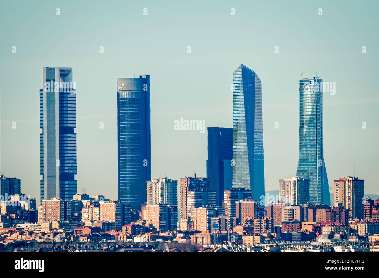 Madrid, Spagna - 31 dicembre 2021: Paesaggio urbano della Cuatro Torres Business Area. Distretto finanziario Foto Stock