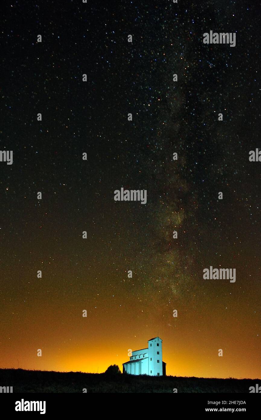 Fotografia notturna sulla Cattedrale del campo o Silo de Cereales de Pedro Martinez, Granada Foto Stock