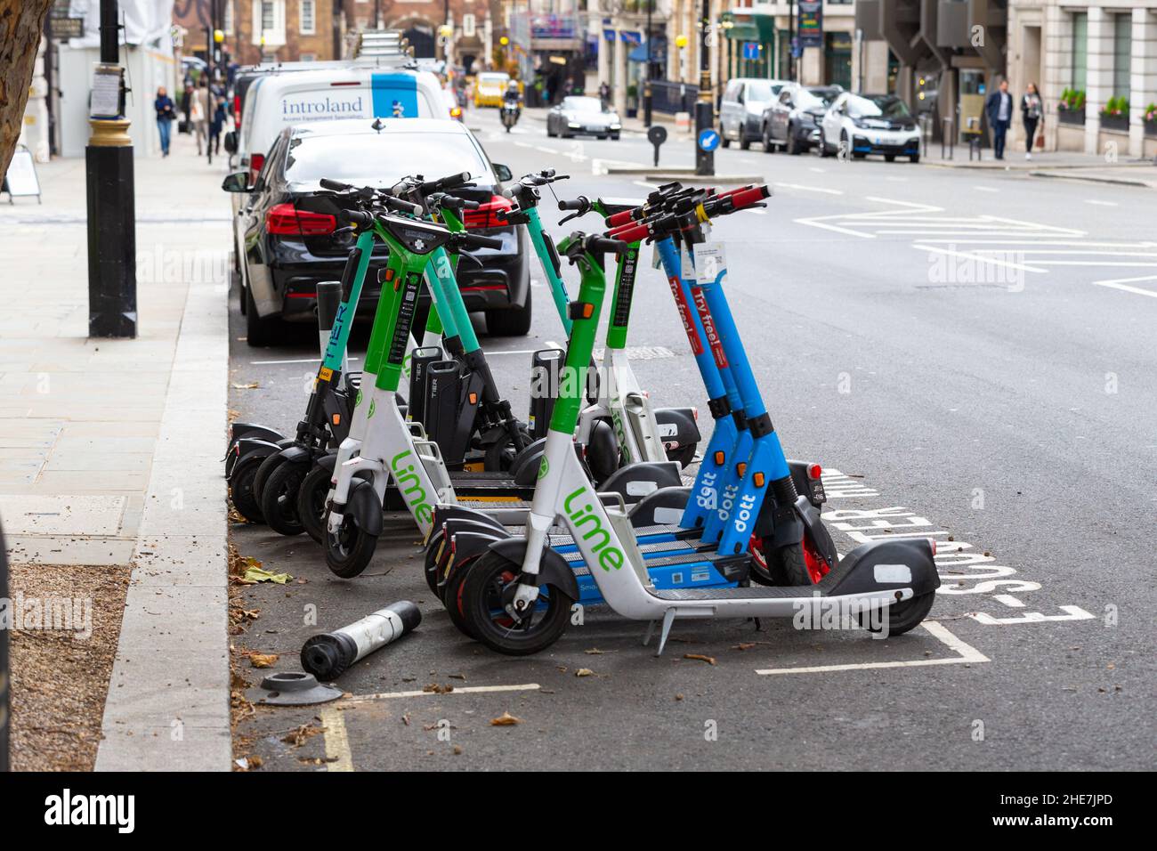 Scooter e lime parcheggiati nella zona parcheggio per scooter elettronici, london Street, uk Foto Stock