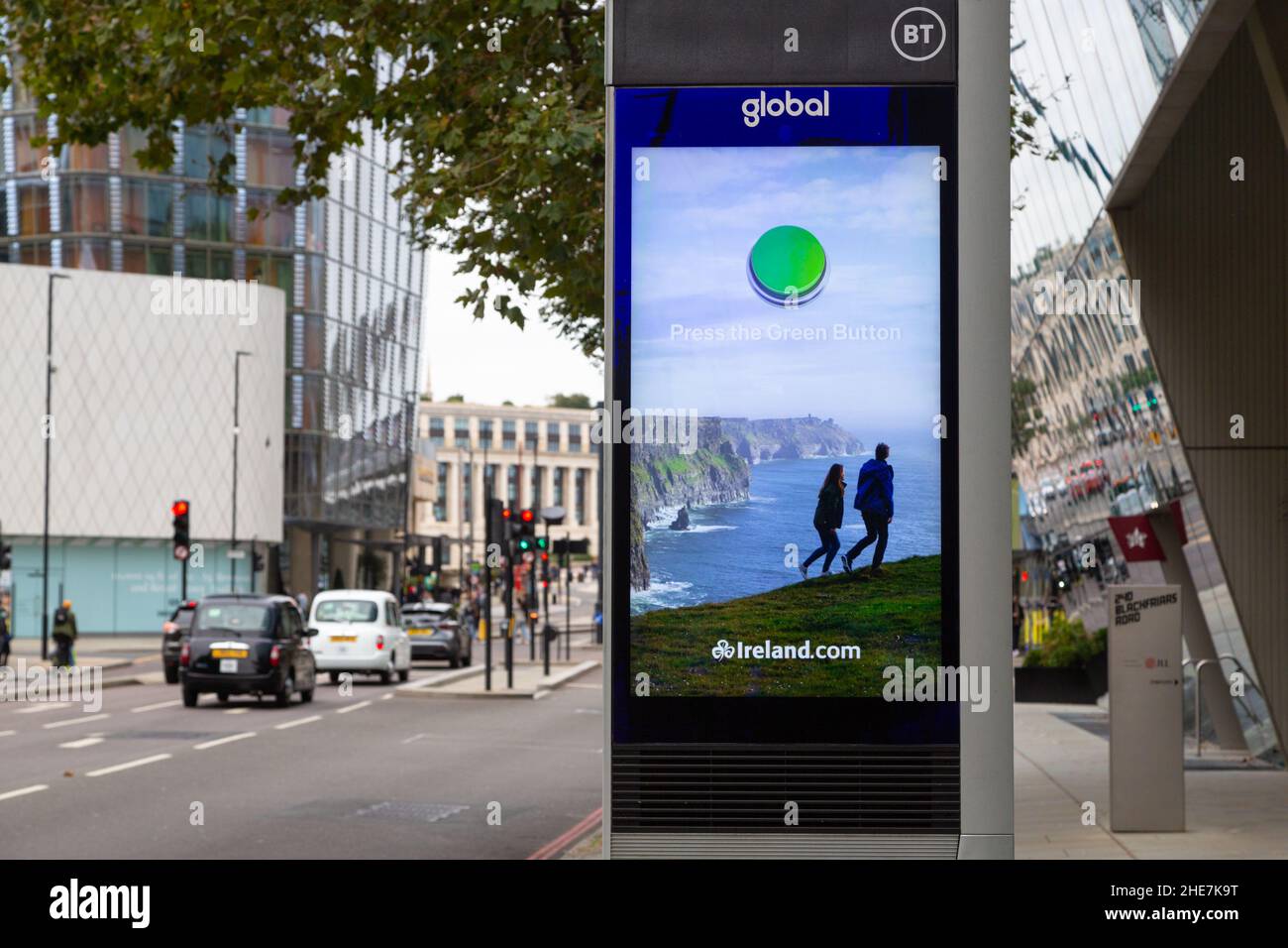 DOOH, Digital out of home by Global e BT, Marketing electronic advertising Street marciapiede, digital signage display, Ireland.com, london, uk Foto Stock