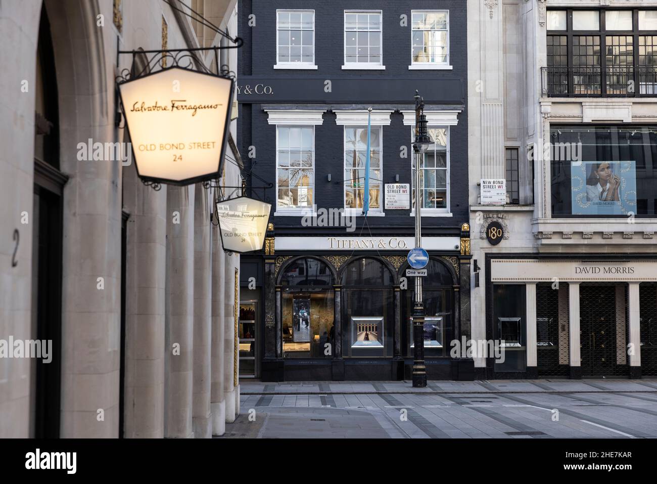 Boutique di lusso al raccordo tra Old Bond Street e New Bond Street, Mayfair, Londra, Inghilterra, Regno Unito Foto Stock