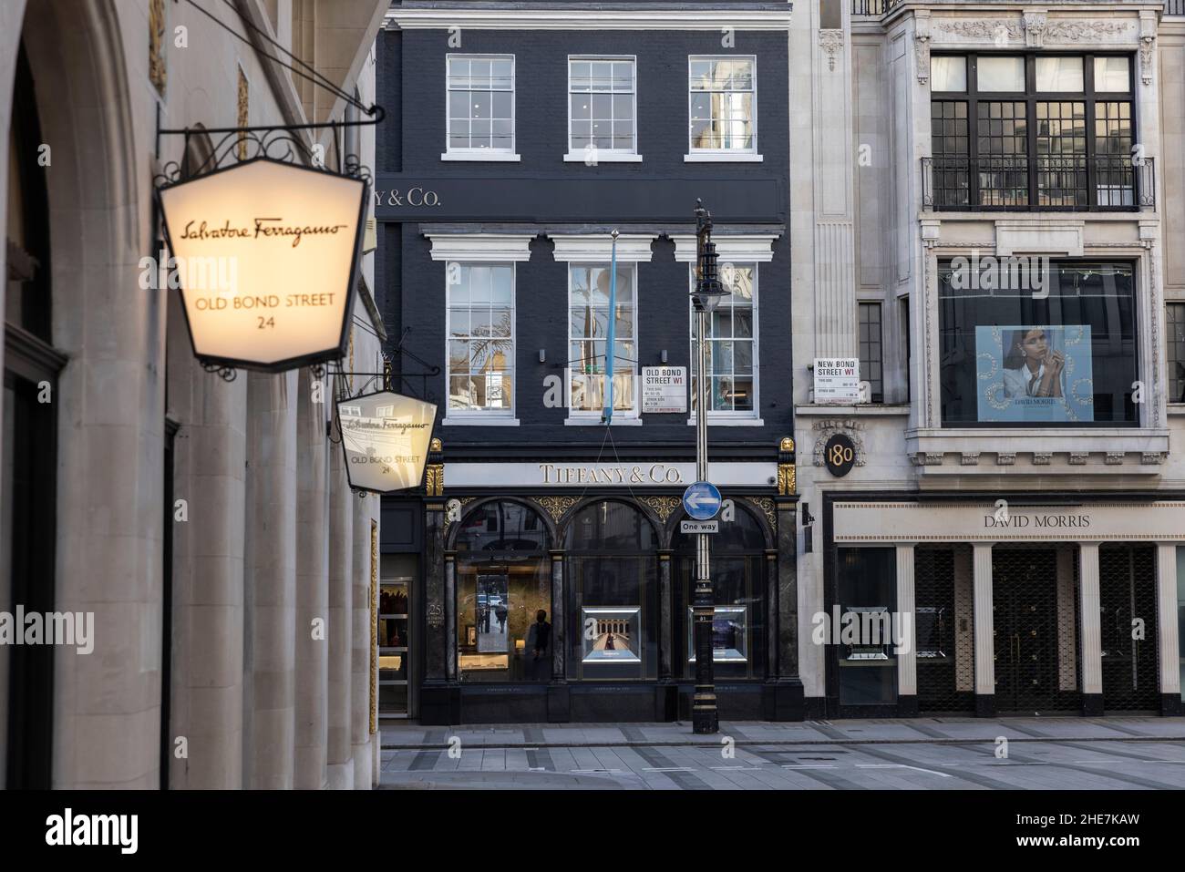 Boutique di lusso al raccordo tra Old Bond Street e New Bond Street, Mayfair, Londra, Inghilterra, Regno Unito Foto Stock