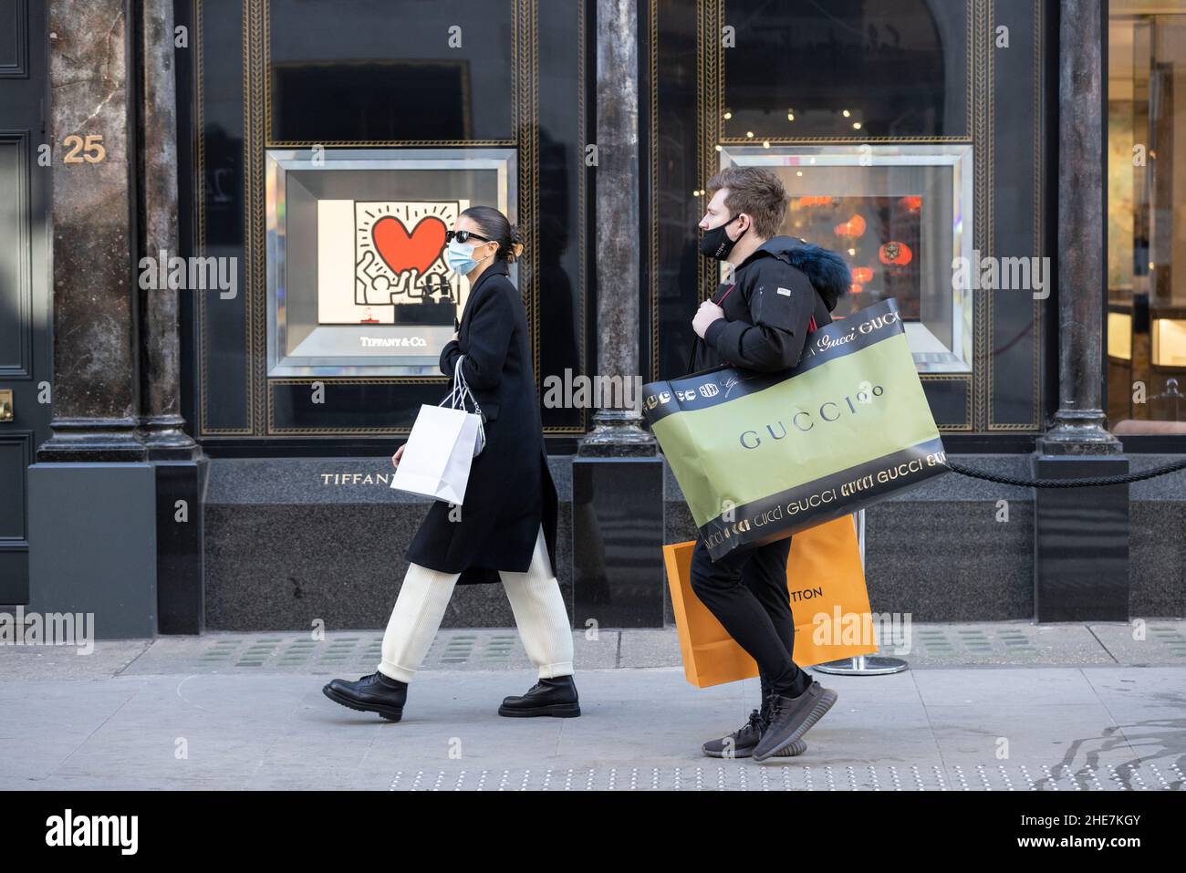Gli acquirenti trasportano i loro articoli di lusso del marchio da varie etichette di marca mentre fuori shopping lungo Old Bond Street, Mayfair, Londra, Inghilterra, Regno Unito Foto Stock