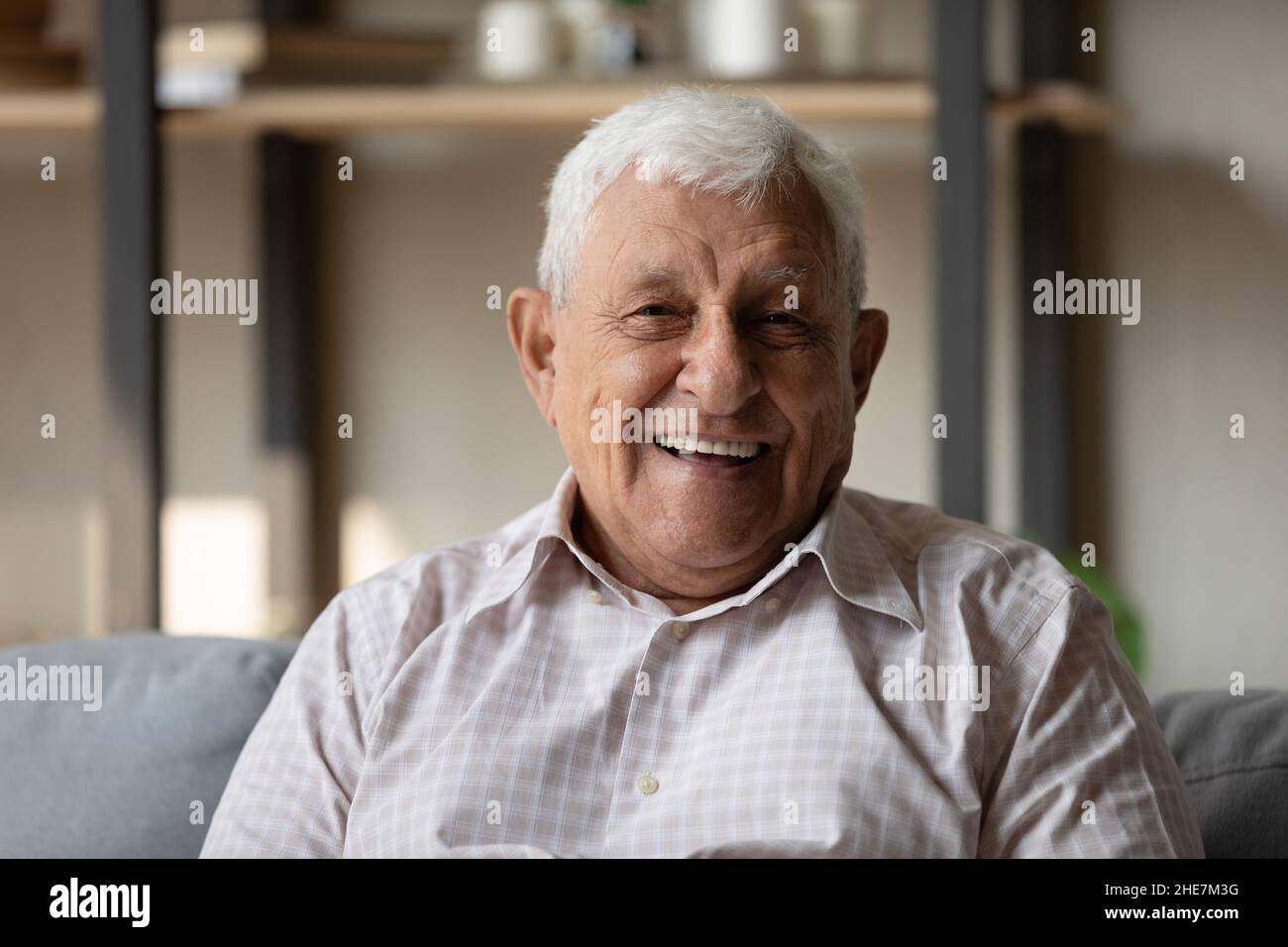Ritratto di felice candido vecchio pensionato maschio. Foto Stock