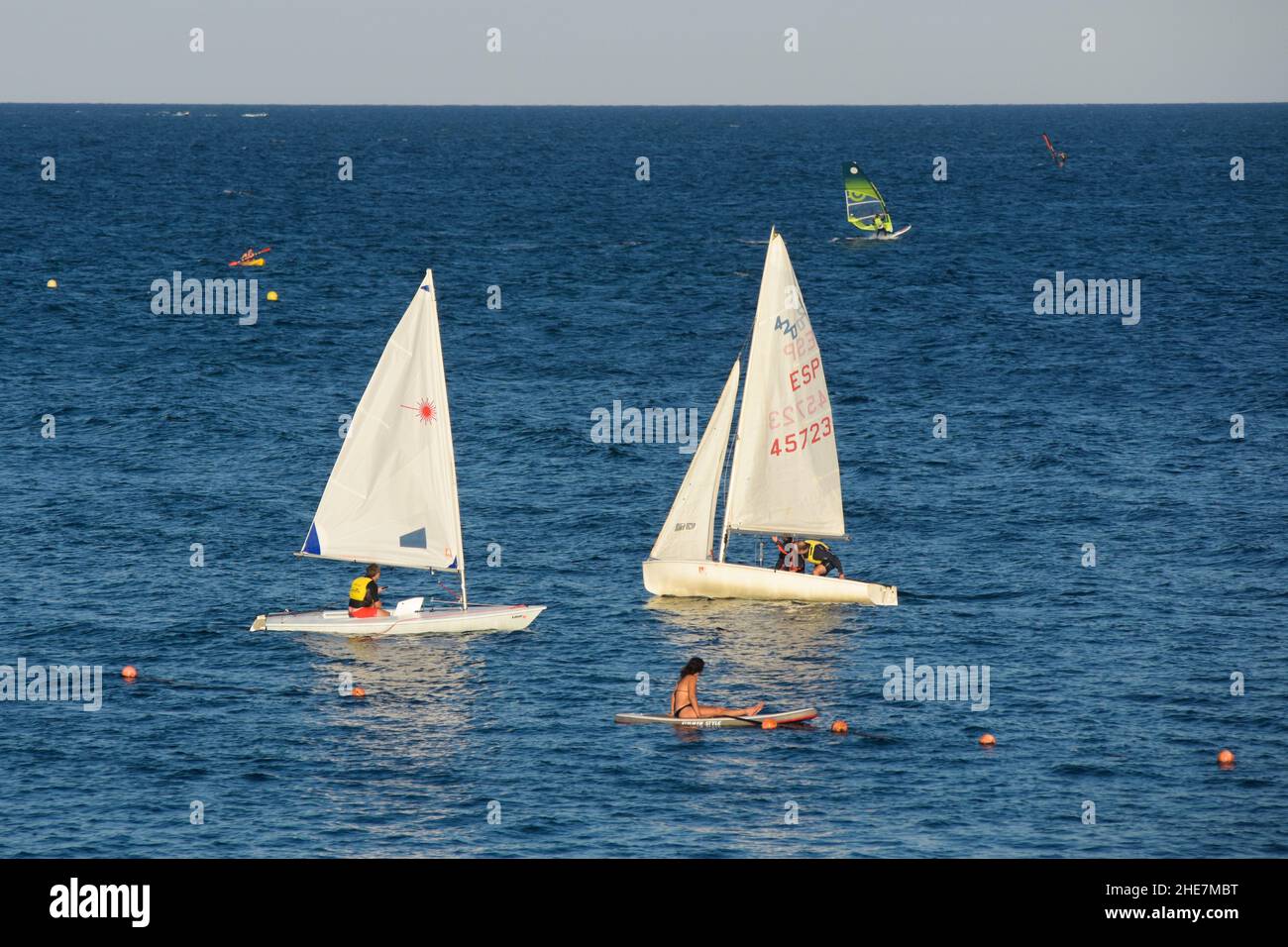 Persone che praticano lo sport di vela con le loro barche a vela nel Mediterraneo. Foto Stock