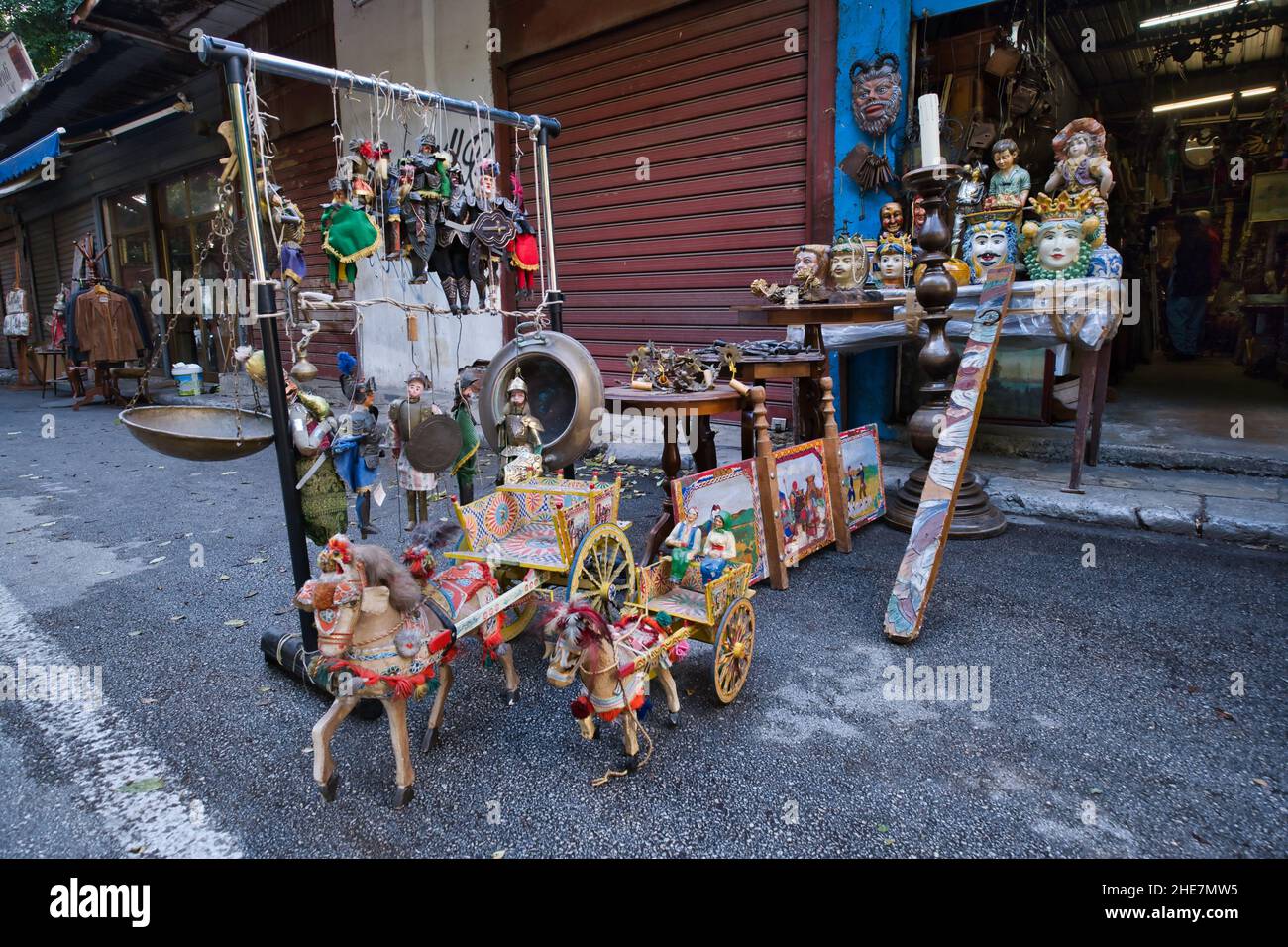 Oggetti della cultura siciliana al mercato delle pulci Foto Stock