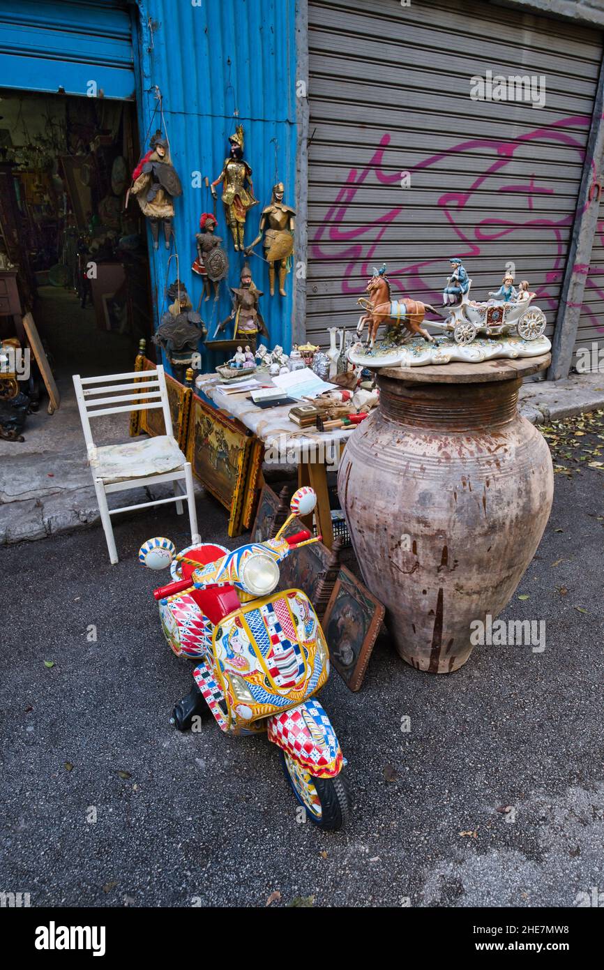 Oggetti della cultura siciliana al mercato delle pulci Foto Stock