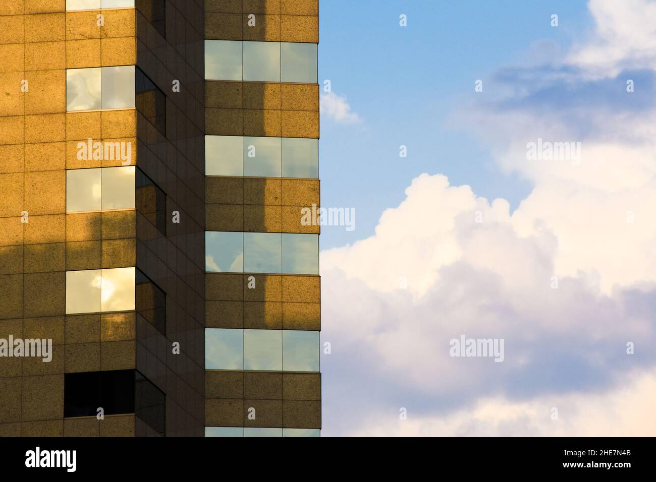 Dettaglio di un edificio di uffici e cielo con le nuvole. Foto Stock