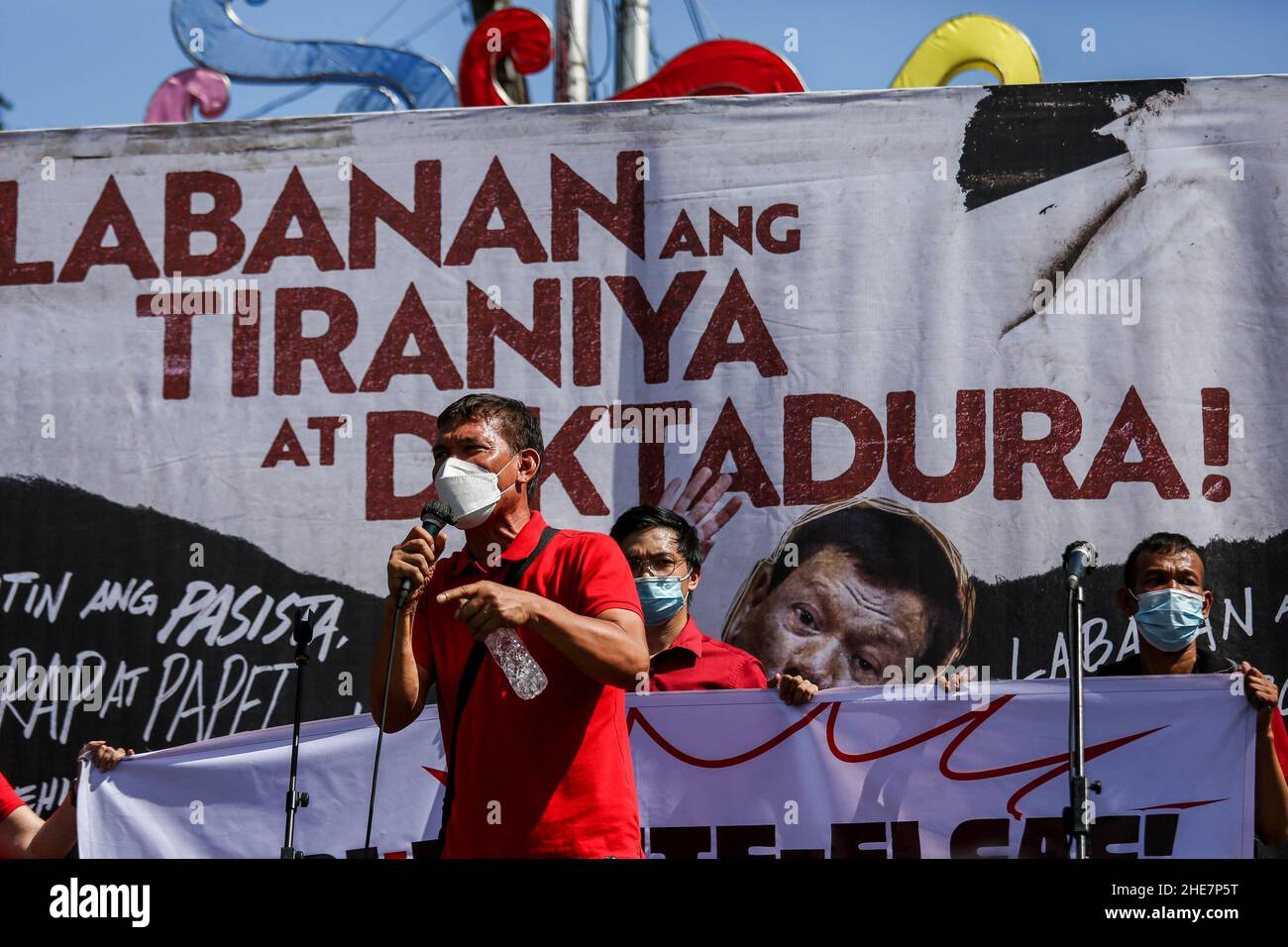 Leody de Guzman (centro), leader del lavoro e candidato presidenziale per le elezioni nazionali del 2022, si unisce agli attivisti durante una protesta per celebrare la Giornata Internazionale dei diritti umani del 73rd a Quezon City, Metro Manila. Il monumento onora i martiri e gli eroi che hanno lottato contro la dittatura di 21 anni dell'ex presidente Ferdinand Marcos. Filippine. Foto Stock