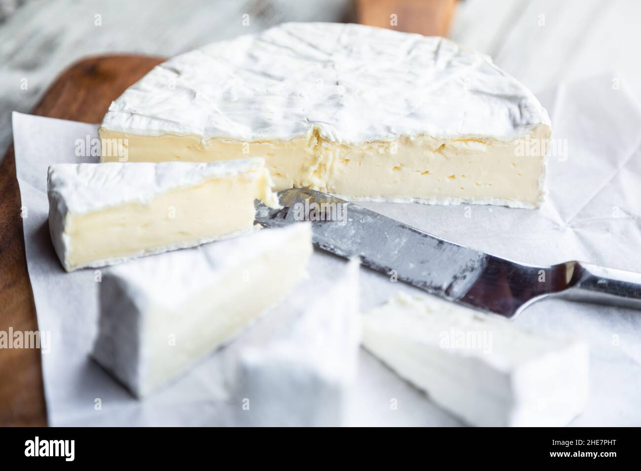 formaggio camembert affettato sul tagliere Foto Stock