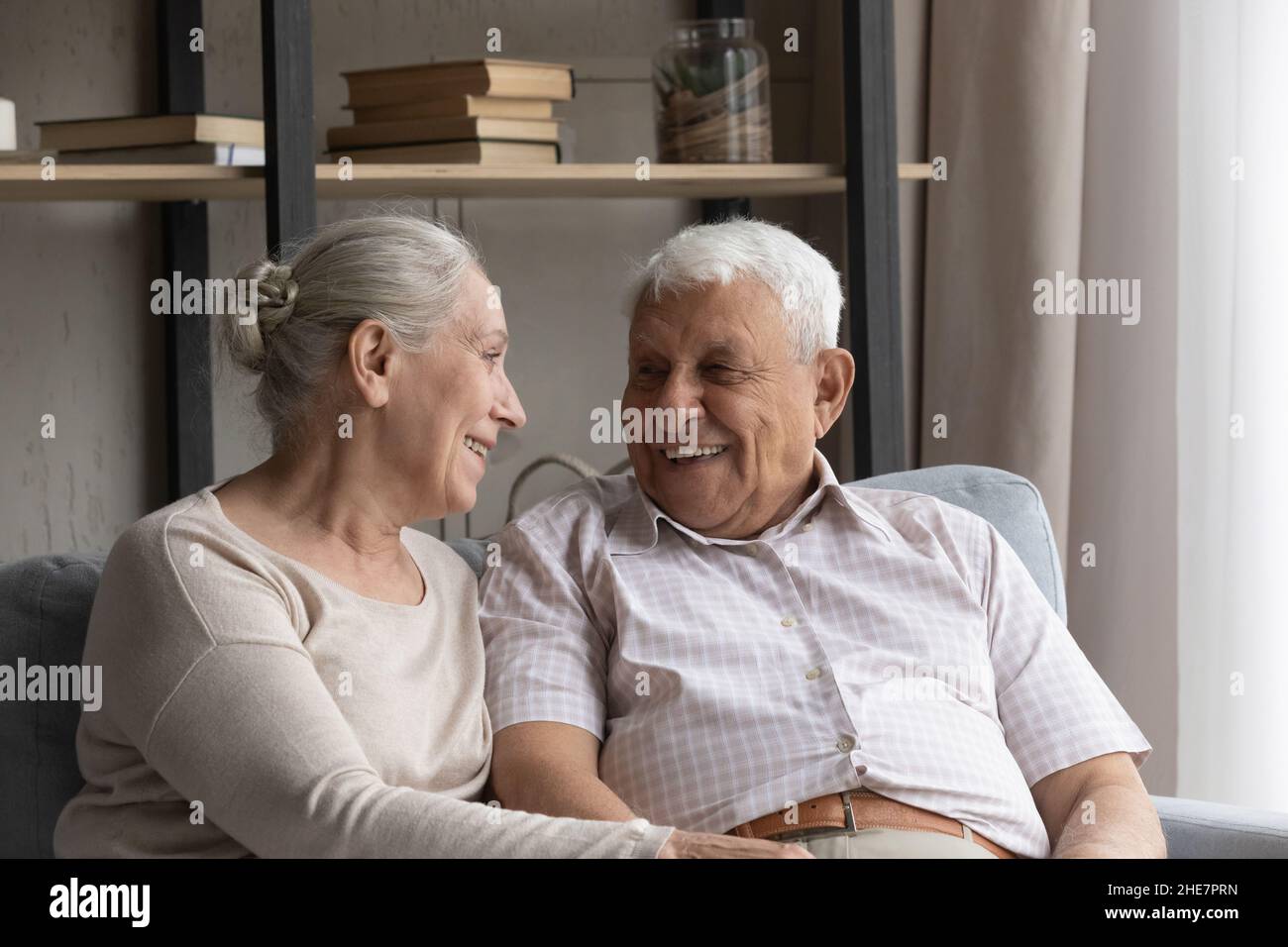 Felice ridere vecchia coppia di famiglia godendo di conversazione fidata. Foto Stock