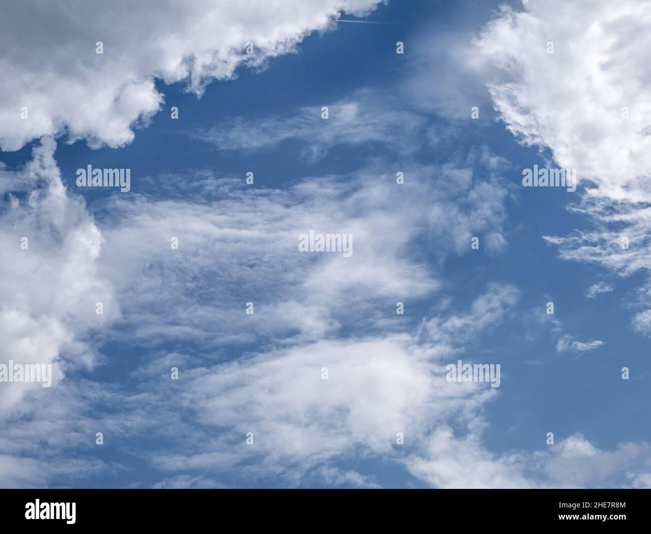 Le nuvole nel cielo blu Foto Stock