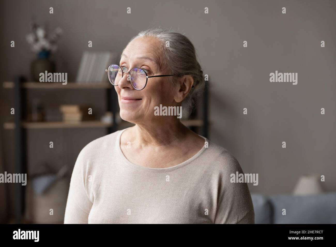 Piacevole sorridente donna di mezza età che visualizza il futuro. Foto Stock