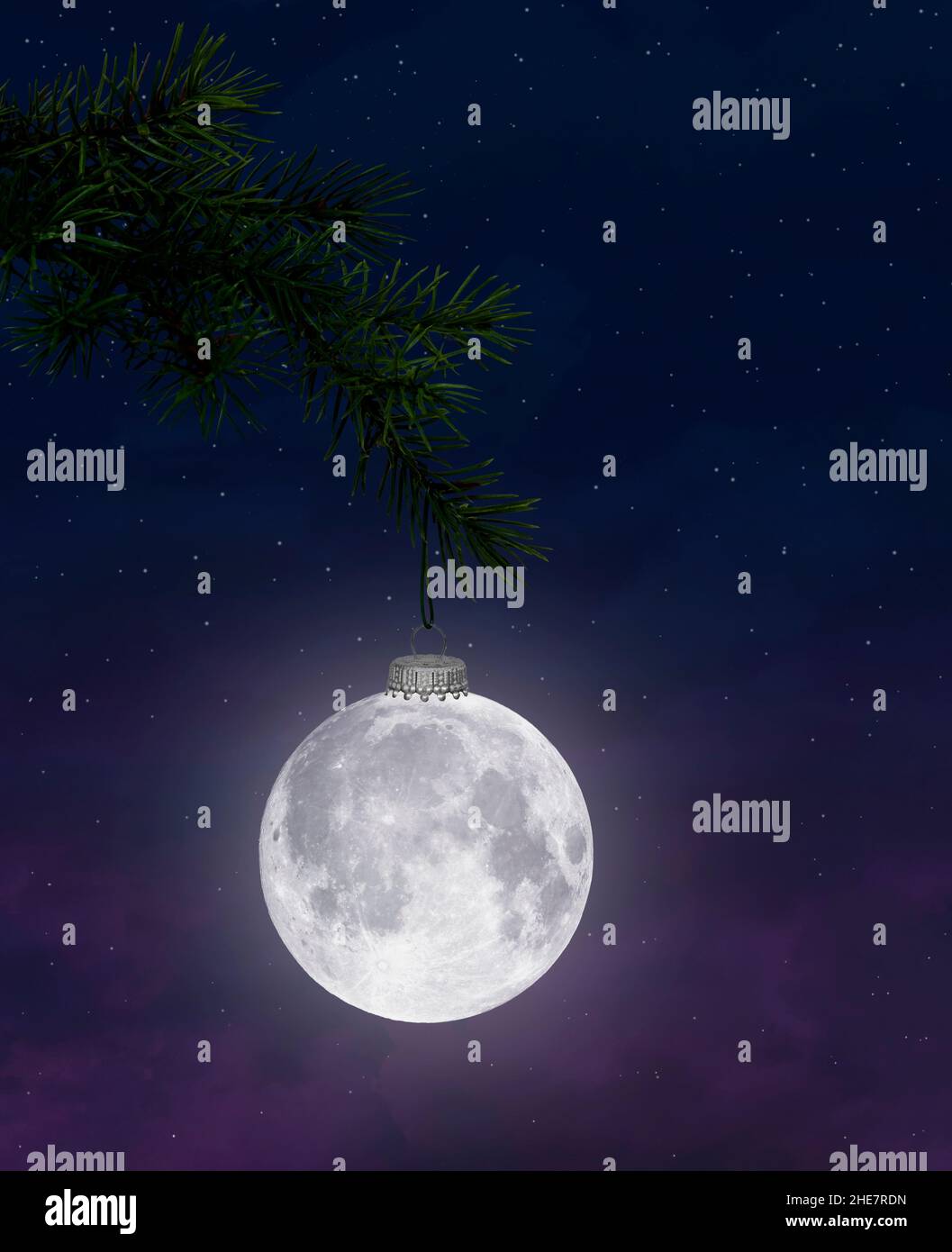 Luna piena ornamento di Natale appeso da pino bough con cielo stellato sfondo Foto Stock