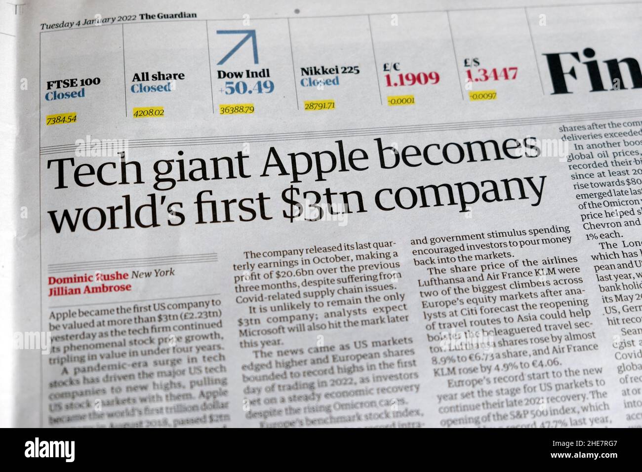 "Il gigante della tecnologia Apple diventa la prima azienda al mondo da €3tn" Guardian giornale headline clipping 4 gennaio 2022 Regno Unito Foto Stock