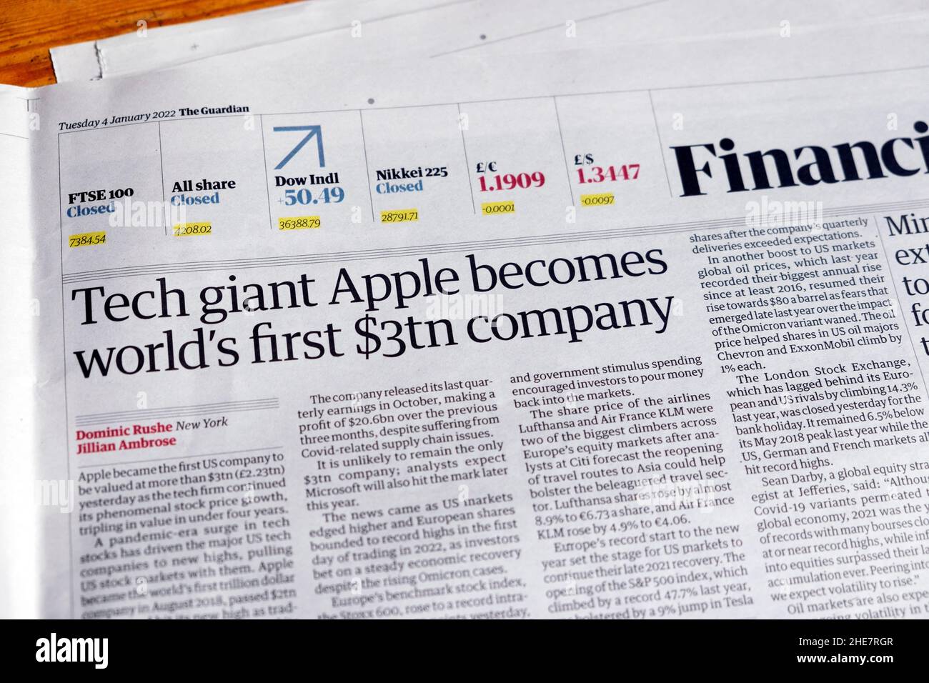US 'Tech gigante Apple diventa la prima azienda al mondo £ 3tn 'Guardian Financial giornale notizia clipping notizie il 4 gennaio 2022 Regno Unito Foto Stock