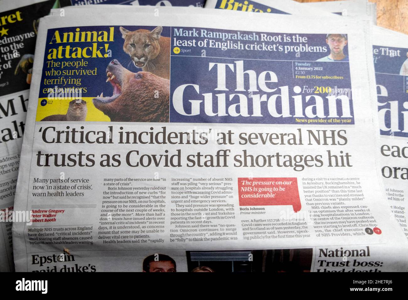 "Incidenti critici" a diversi NHS trust come Covid personale carenze ha colpito ' Guardian giornale notizia clipping notizie il 4 gennaio 2022 Londra UK Foto Stock