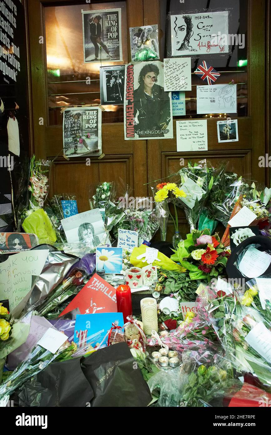 Fiori e messaggi tributi dai fan di Michael Jackson fuori dal Lyric Theatre di Londra. Foto Stock
