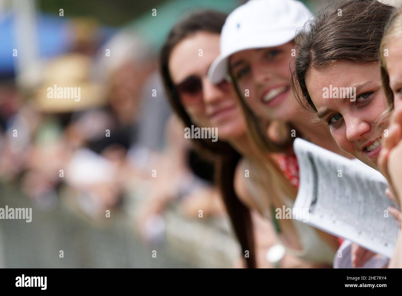 KUMARA, NUOVA ZELANDA, 8 GENNAIO 2022; giovani donne si allineano alla recinzione per assistere a una gara al Gold Nuggets Competition presso il Kumara Race Track, 8 gennaio 2022 . Foto Stock