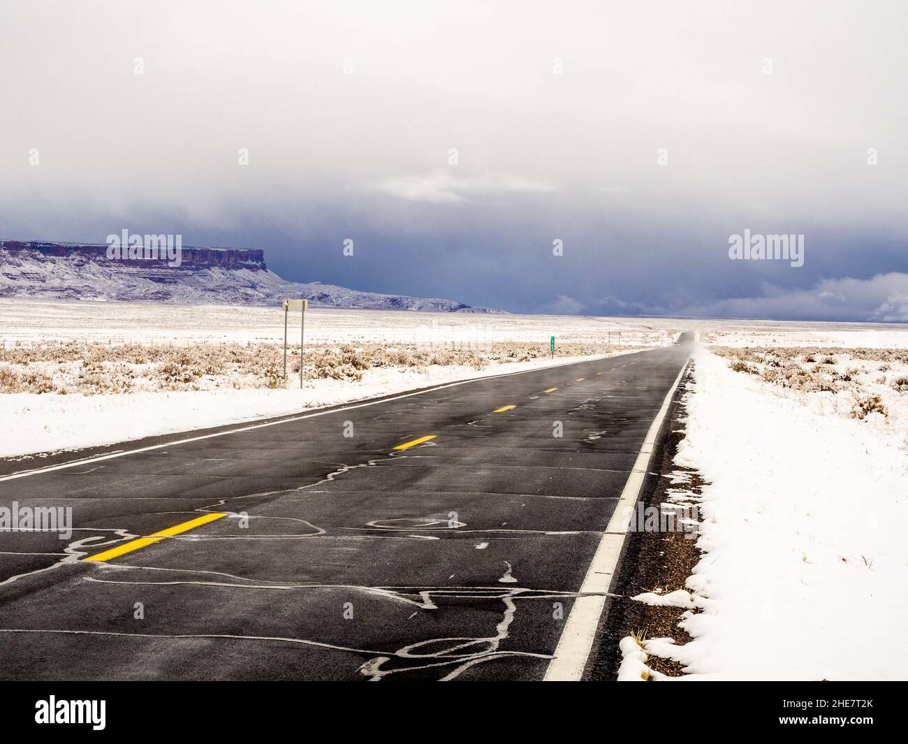 Autostrada 89A a ovest di Lee's Ferry con la neve e tempesta di neve in avvicinamento. Arizona Foto Stock