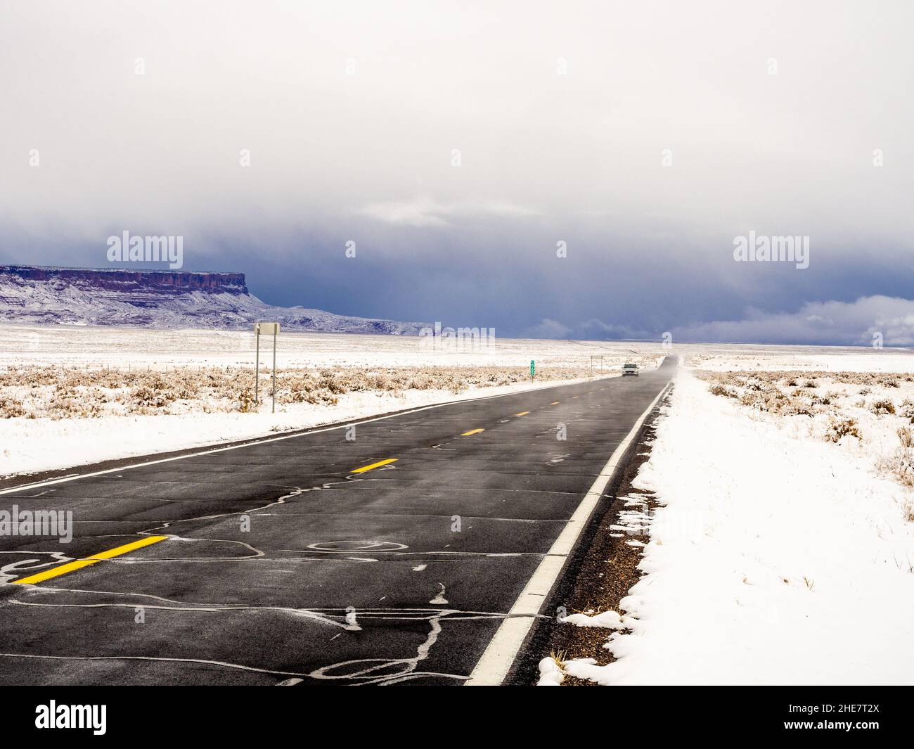 Autostrada 89A a ovest di Lee's Ferry con la neve e tempesta di neve in avvicinamento. Arizona Foto Stock