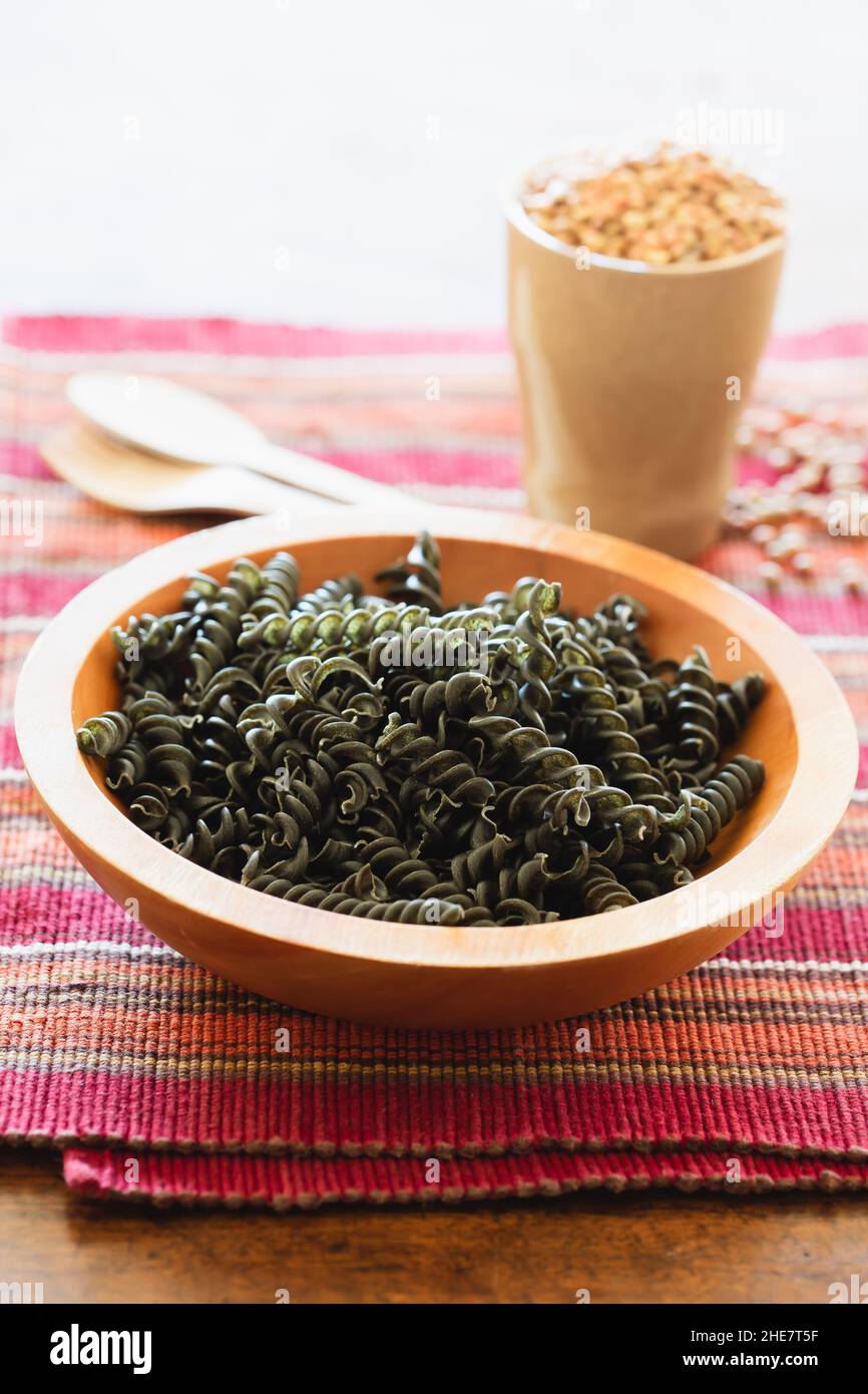 Fusilli senza glutine a base di farina di lenticchie Foto Stock