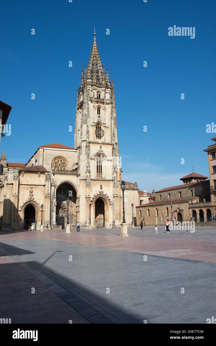 Oviedo, Spagna; 06142021; splendida vista sulla cattedrale gotica di Oviedo, Asturie. Alcune persone irriconoscibili nella piazza di fronte alla chiesa. Foto Stock