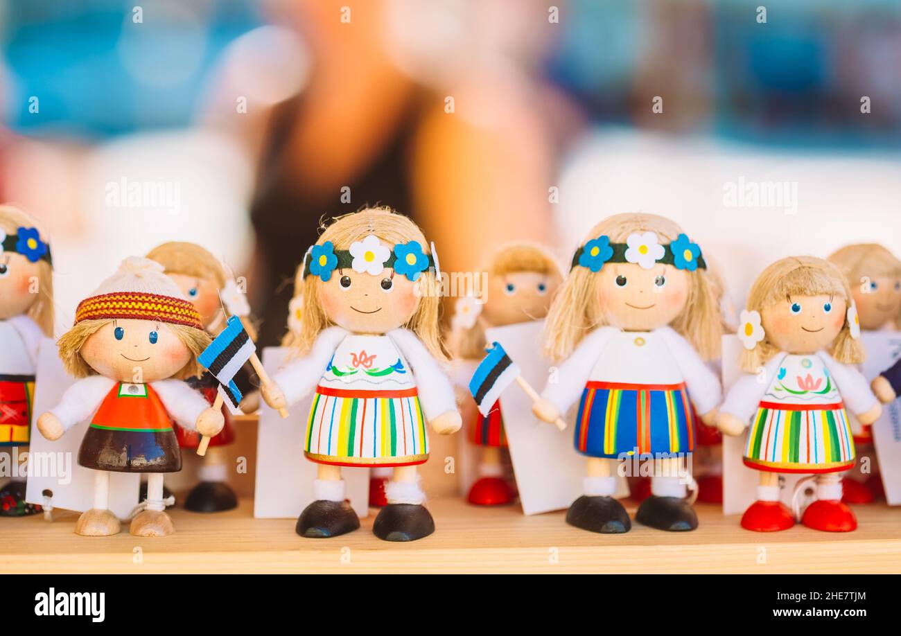 Bambole di legno estoni colorate al mercato Foto Stock