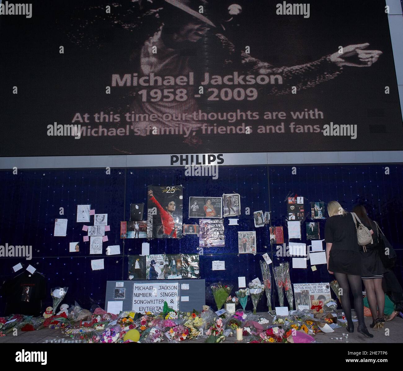 Omaggio a Michael Jackson, King of Pop, fuori dal O2 Arena di Londra, Inghilterra Foto Stock