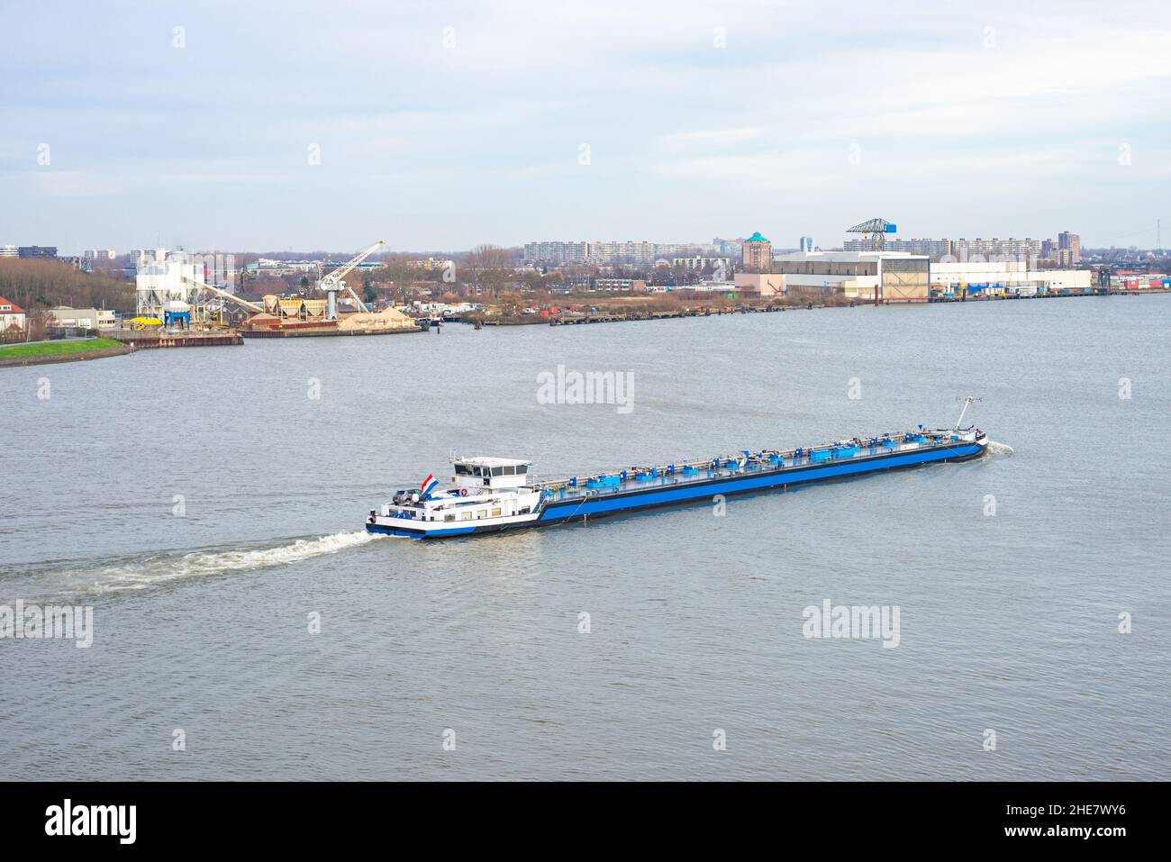 La nave nautica interna naviga sul fiume Mosa (Maas) vicino a Rotterdam, Paesi Bassi Foto Stock