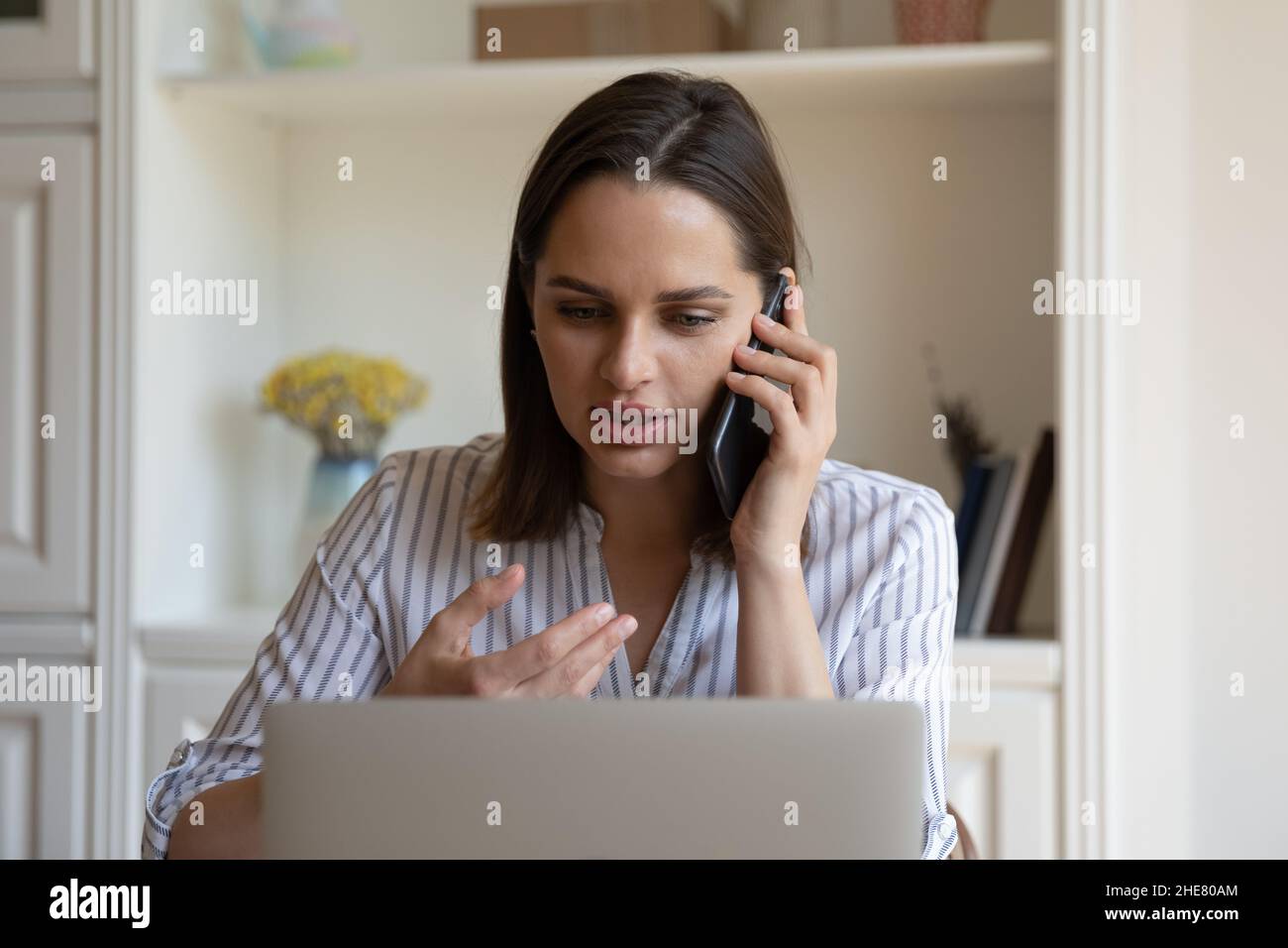 Donna professionale focalizzata sul business millennial che parla con il cliente Foto Stock