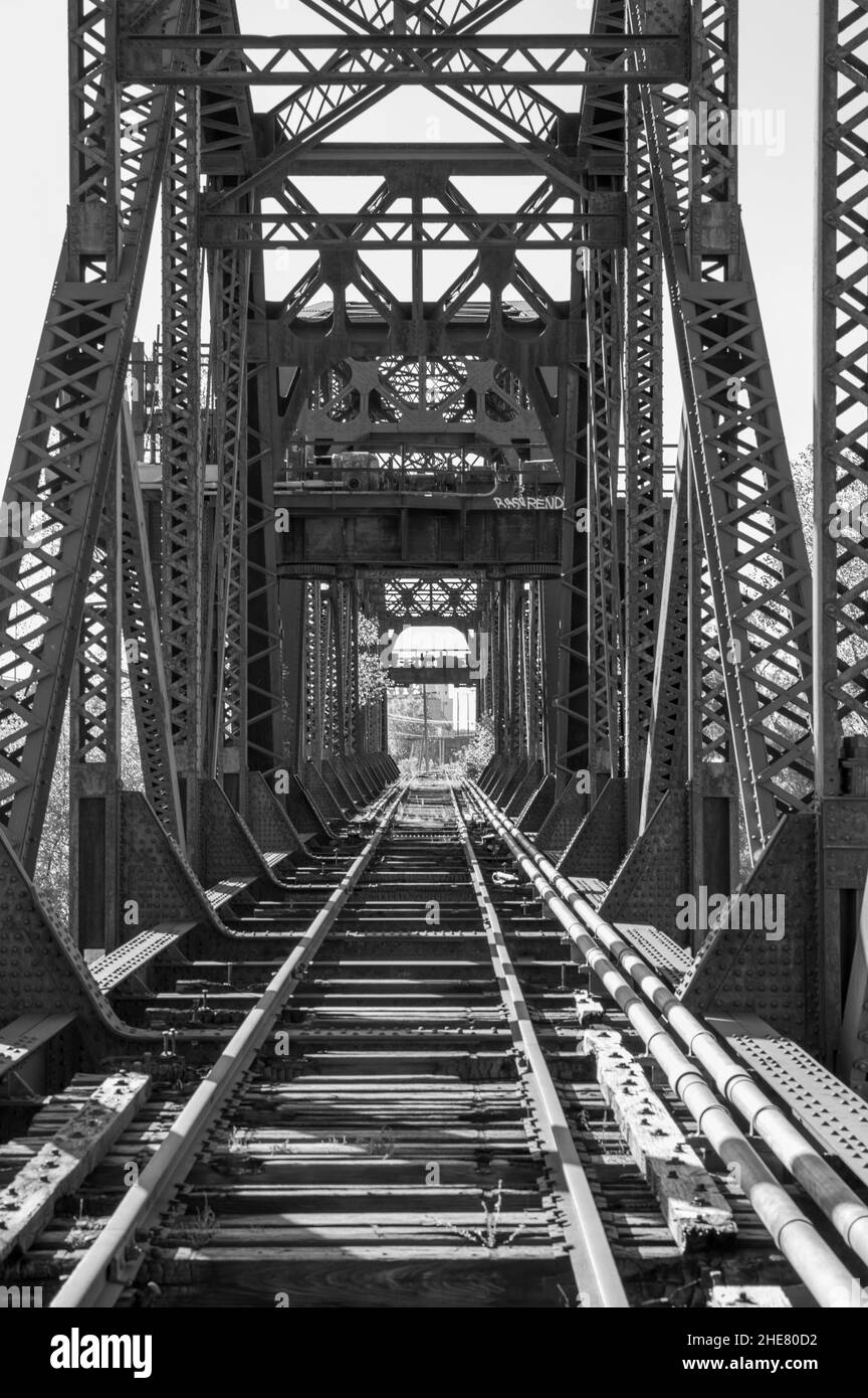 Scala di grigi verticale di una ferrovia Foto Stock