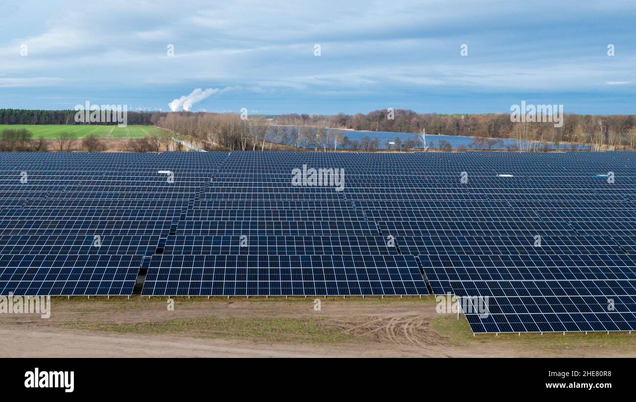 Un parco solare in Germania Foto Stock