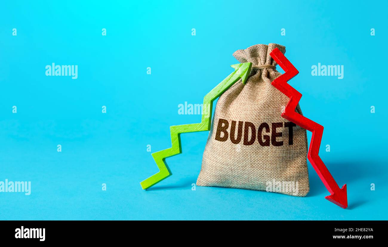 Budget bag e frecce verso l'alto. Crediti addebitati. Ricavi e costi, profitti e perdite. Esecuzione del bilancio e piani finanziari. Economia e manutenzione Foto Stock