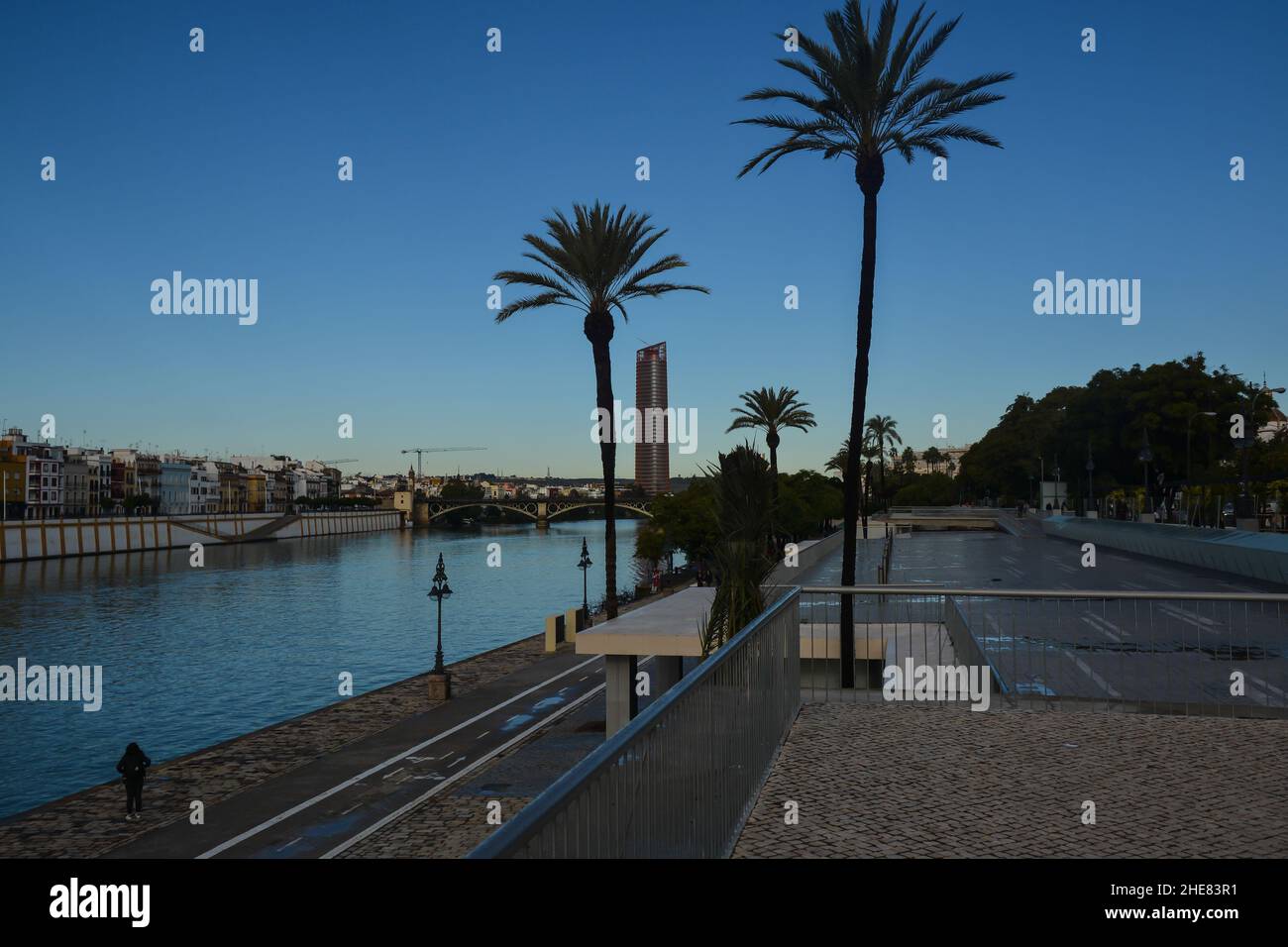 Il lungomare di Siviglia. Il centro della città di Siviglia, Andalusia, Spagna. Foto Stock