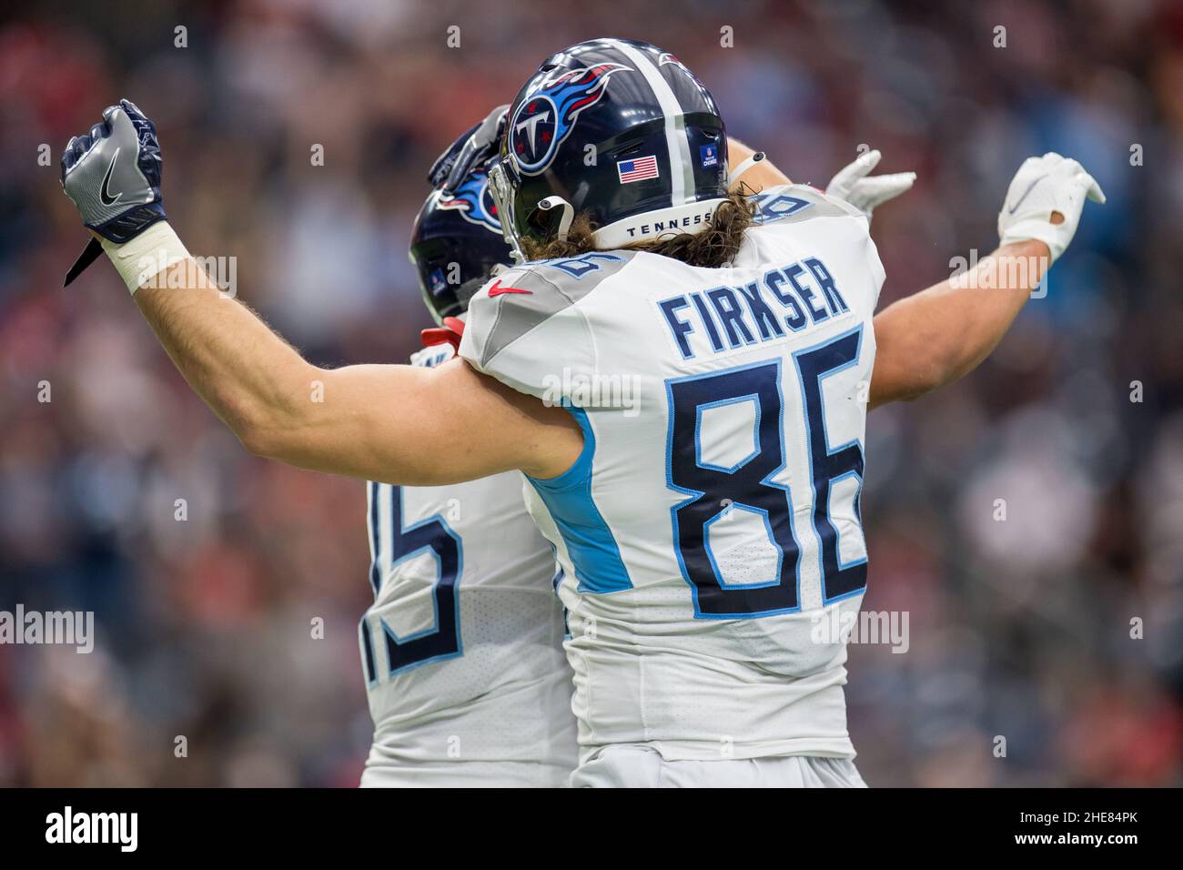 Houston, Texas, Stati Uniti. 9th Jan 2022. Tennessee Titans Tight End Anthony Firkser (86) celebra il suo touchdown con l'ampio ricevitore Nick Westbrook-Ikhine (15) durante il 2nd quarto di una partita di football NFL tra i Tennessee Titans e gli Houston Texans allo stadio NRG di Houston, Texas. Trak Smith/CSM/Alamy Live News Foto Stock