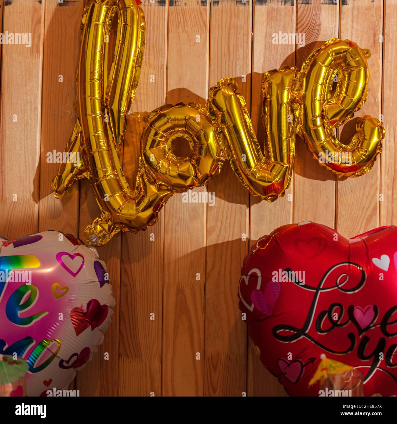 san valentino decorazioni palloncini su uno sfondo di legno Foto stock -  Alamy