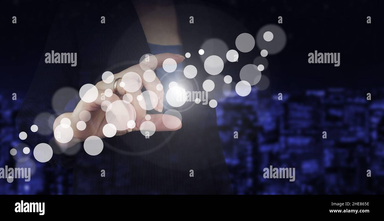 Supporto tecnico Servizio clienti Business Technology Internet. Tenere la mano digitale ologramma cerchi segno sulla città scuro sfondo sfocato. Rete aziendale Foto Stock